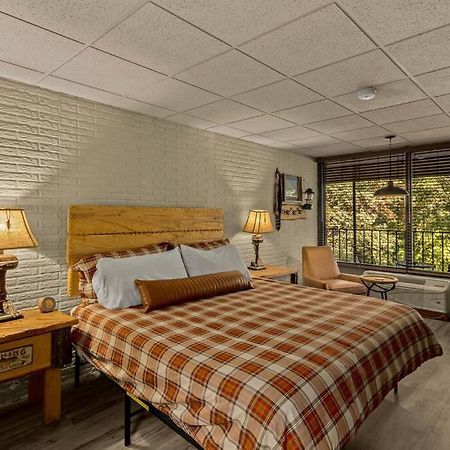 Stonegate Lodge King Bed Wifi 50 Roku Tv Salt Water Pool Room #104 Eureka Springs Exteriör bild