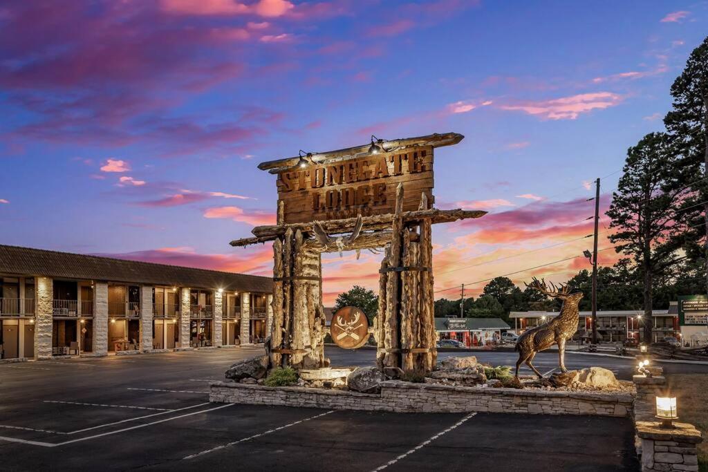 Stonegate Lodge King Bed Wifi 50 Roku Tv Salt Water Pool Room #104 Eureka Springs Exteriör bild