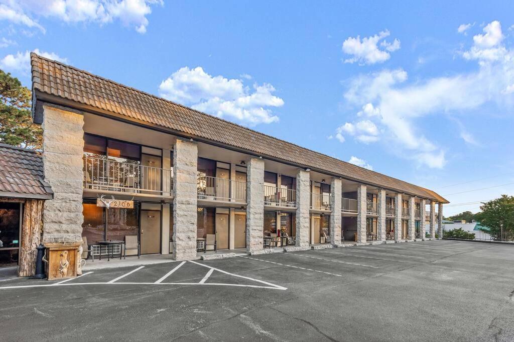 Stonegate Lodge King Bed Wifi 50 Roku Tv Salt Water Pool Room #104 Eureka Springs Exteriör bild