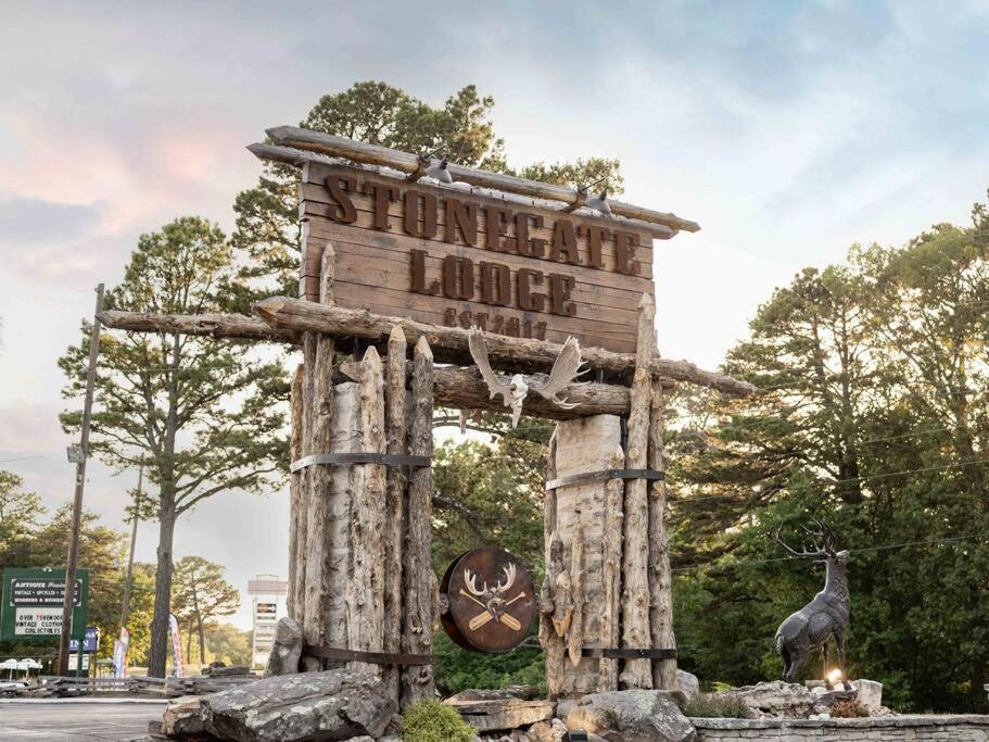 Stonegate Lodge King Bed Wifi 50 Roku Tv Salt Water Pool Room #104 Eureka Springs Exteriör bild