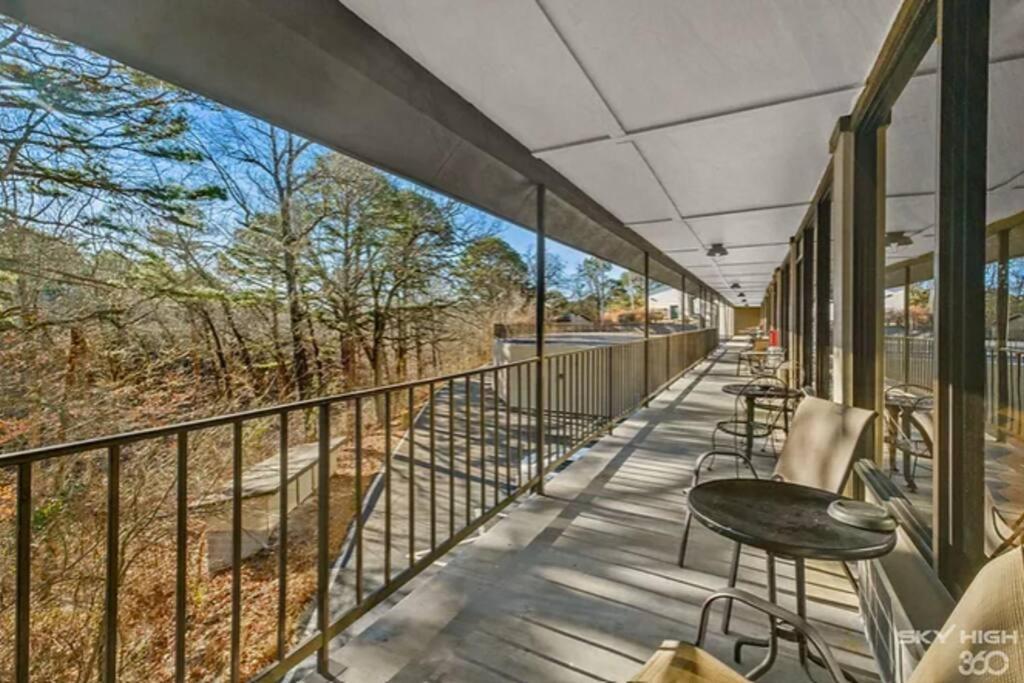 Stonegate Lodge King Bed Wifi 50 Roku Tv Salt Water Pool Room #104 Eureka Springs Exteriör bild