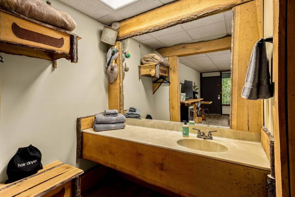 Stonegate Lodge King Bed Wifi 50 Roku Tv Salt Water Pool Room #104 Eureka Springs Exteriör bild