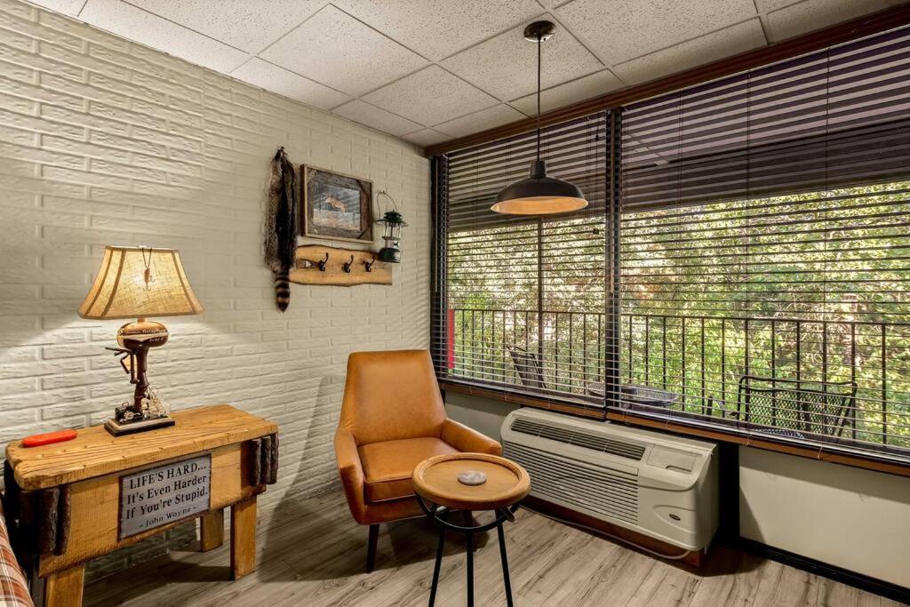 Stonegate Lodge King Bed Wifi 50 Roku Tv Salt Water Pool Room #104 Eureka Springs Exteriör bild