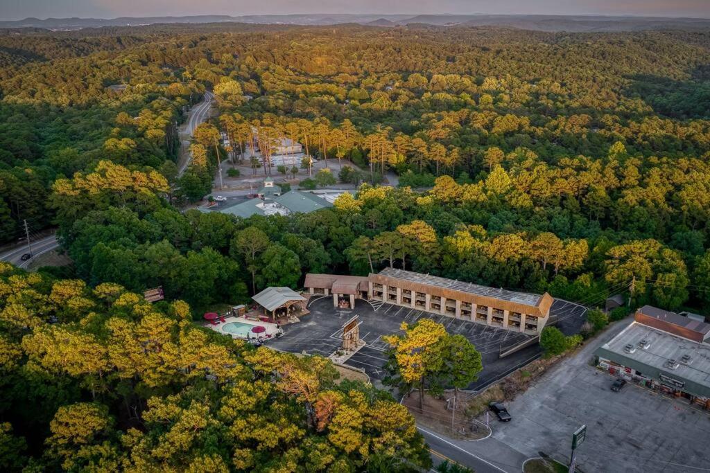 Stonegate Lodge King Bed Wifi 50 Roku Tv Salt Water Pool Room #104 Eureka Springs Exteriör bild