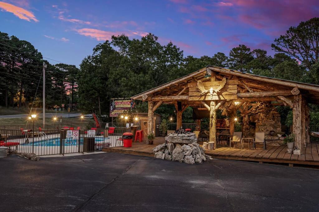 Stonegate Lodge King Bed Wifi 50 Roku Tv Salt Water Pool Room #104 Eureka Springs Exteriör bild